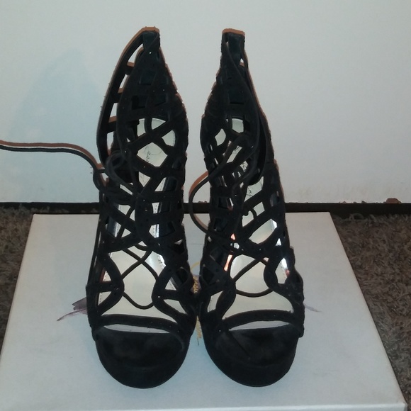 Black heels - Picture 3 of 4